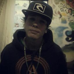 Yurii estuda, trabalha, joga video game kkkk,anda de skate (e mt bem ;))dança step up,rebolation psy,dança de rua...feio mais mt legal;)