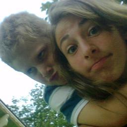 Dá licençinha mais a amandinha é minha tá minha mana , então morram de inveja hihe ;3
/Luh aq.  
Amanda minha flor. Amo-te muito. @_dogged aqui. :)