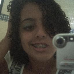 Deus,musica,seriados,filmes,livros,viagens,internet,maquiagem bala,chiclete,sorvete,refrigerante,salgadinho,chocolate,doces, etc..*-*