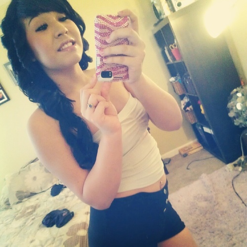 Names Ariana , 8'teen , super chill to kick it With c: hmu ^~^