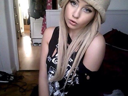 Ashley, 18, New to twitter, follow me and ill follow you back :) x Kik me: ashleydayleyyxo