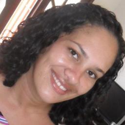 Sou uma pessoa alegre,carismática.Tenho uma familia maravilhosa...Que amo muito.