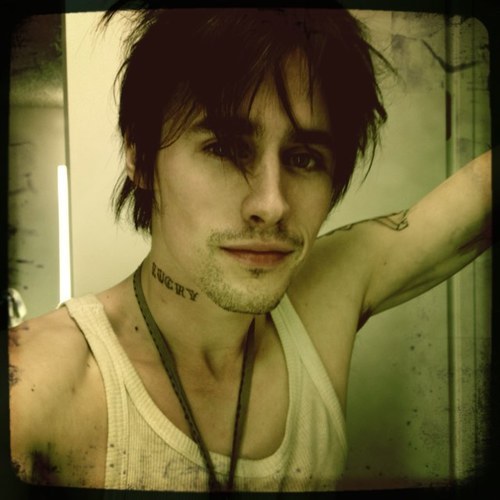 Dumped on the streets by my old man, then ran off to become a circus boy. Hey, a home is a home. [Multiverse RP. OC. Single. ]