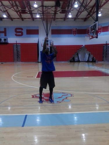 chris bozeman #TeamNike #TeamHOOPMOVEMENT #TEAMFOLLOWBACK I dream big and make goalz. I want it all so im striving for it and training for it.