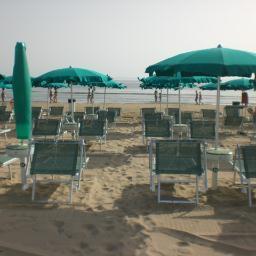 Hotel Nettuno a Senigallia. In Prima Fila con la Spiaggia Privata. Climatizzato, TV, Gestione famigliare. Giardino. Parcheggio Gratis. Info Whatzapp: 3926756410