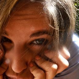 luzfluorescente's profile picture. Persigo impulsos sinápticos cuando se me olvida que es demasiado ambicioso. Entonces voy tras las formas, la luz y los colores cambiantes.