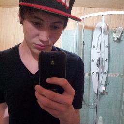 Soy belieber boys directioner, vivo en valdivia chile , tengo 13 años , MI FACE ES https://t.co/MC1GJw9U y eso