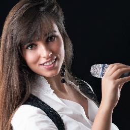 Estudiante de Grado en Arte Dramático y Filología Inglesa. Fiel amante de la música y de expresar mis emociones a través de la canción =)!