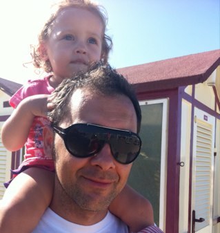 Papà di Alice, Anna e Alberto. Marito di Diletta. Amo l'Italia, il Prosciutto di Parma, la Ferrari, il Milan, Roger Federer e la LIBERTÀ DI PENSIERO.