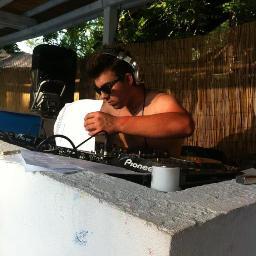 18 anni, appassionato di moto e musica. Dj.