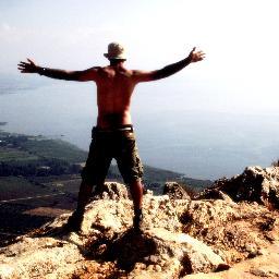 בלי להיות או לא להיות 
אני פשוט ישנו 
בלי שום דבר אשר כדאי 
למות למענו 
בלי תקוה ובלי יאוש 
אני פשוט צופה 
כמו תייר על העולם 
והוא כל כך יפה