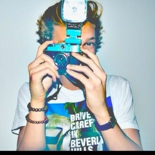 im a big fan of Cody Simpson,Alli Simpson,and the crew! Follow me on Instagram at codys_angels_only **i follow back**