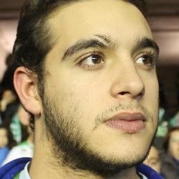 Quiromasajista, amante del cine, el deporte y la música. 
Aficionado del Real Betis Balompié.