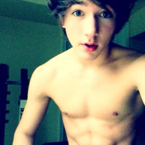I have no life so I just wanted to see @epPaulZimmer's timeline !!(: ❤ 
12-1-12 @epPaulZimmer followed!3