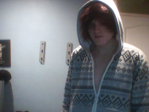 Hey, I'm Connor. I'm 16 from Manchester. Follow me? Add/Sub on Facebook.  http://t.co/2lW0Ht8m
