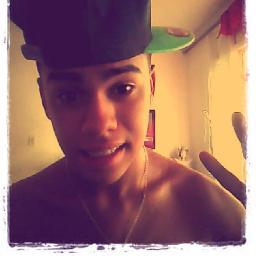 14 anos, signo de gemêos, amigo verdadeiro, detesto pessoas falsas :/
quer saber mais? segue ai que eu sigo de volta.!