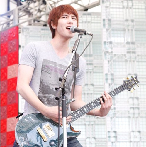 CNBLUEみんな大好きですが、特に我が道を行く男ジョンヒョン氏を応援してます。 ギターを弾いて酔いしれる彼を見るのが幸せです。 CNBLUEのライブに行きたいなぁ‼️ いつまでも待ちます。                     韓ドラ（╹◡╹）大好きです。結婚して子供ができても素敵なましゃも応援してます。