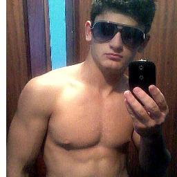tenho 16 anos,moro em caraguatatuba,gosto de me divertir, jogar bola,malhar.Sou extrovertido,brincalhão,imperativo e se vc quiser saber mais segue ai!!!
