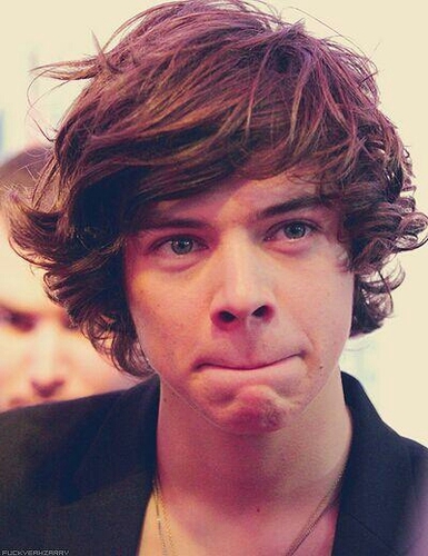 Bienvenido, aquí descubrirás que nada es tan bonito como lo pintan, lo es más. 1D LOVERS, DIRECTIONERS. Cuentas: @Andreaaaa_16. @BixitoVolador.