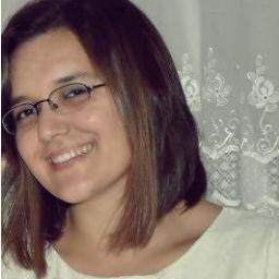Renkli kutular içinde hatıraları arşivlemeyi iş edinmiş,haraşo atkı örebilen,muhakkak gördüğü sukkulentlerin yavrularından aşıran bir garip Peyzaj Mimarı