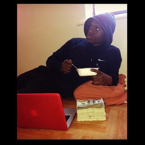 Broke Niggas Never See Me Cause Im Where The Money At All I Know Is Hustle Hard Like I Got A Hunnit Pack