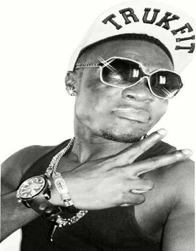 underground musician..... tryn na do it big...... funx shd out....