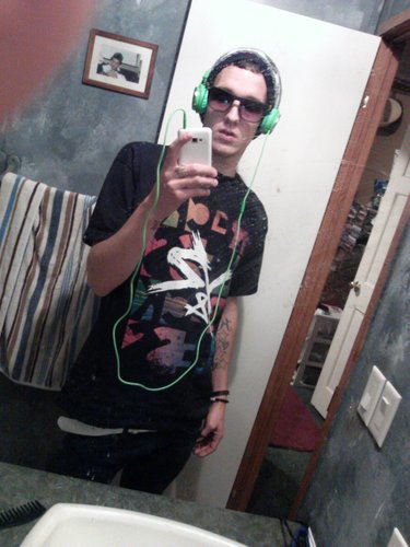 anotherskater00's profile picture. im real..beeleedat..