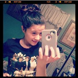 A YouTube beauty guru & Vlogger! I love makeup, nail polish,One Direction, & you.(: Follow me lovelies xx