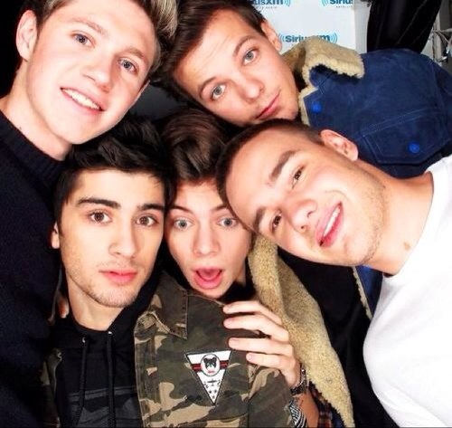 i have an obsession with 5 boys that dont know i exist hbu? Louis RTed + tweeted on priv acc, JB follows on priv acc, Niall tweeted 3x on priv acc :) #stahper