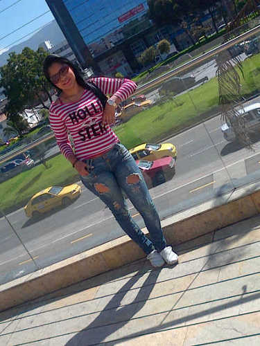 Soy alegre,divertida,me gusta bailar,ir a cine,y soy soltera.