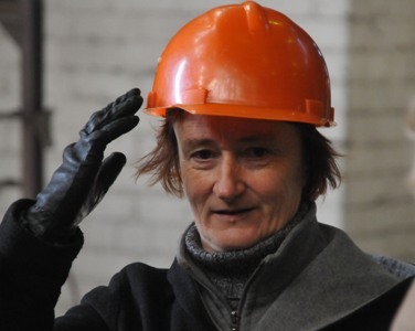 viesojos lauku sētās, ja vajag - brienu pa dubļiem, lai par to pastāstītu citiem... Žurnālists pēc nodarbošanās, bet vai pēc aicinājuma?