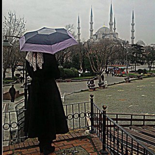 Anaokulu Öğrtm,ev işlerinden nefret eden,teorikteki yemek bilgilerini başarıyla pratiğe döken,soyadı yetmezmiş gibi kütük yeri değişen bir ben var benden içeru.