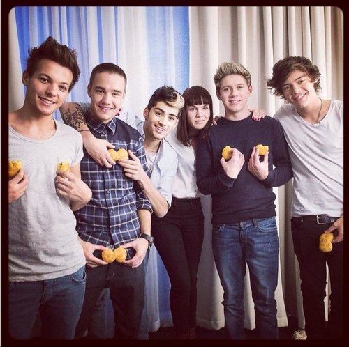 #1DartistaEuroclub. Tres chicas enamoradas de cinco chicos normales. -Atrevete a soñar, la vida es solo una dirección. Fans no, DIRECTIONERS. 230710.∞