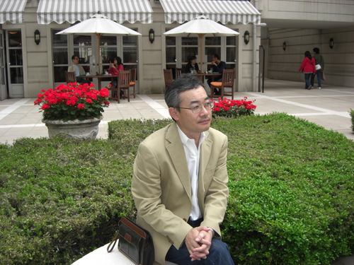 Communicate with people through Internet and share values of life with you. Slowly, slowly. ゆっくりと、ゆっくりと。