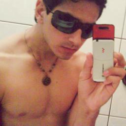 Já que eu falo sozinho na vida real, resolvi criar um twitter, pelo menos aqui eu falo sozinho com todo mundo
