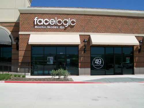 Suzanne Callins, Owner of facelogic spa: The best place for indulging in relaxing, results based Skincare services, products and bareMinerals cosmetics!