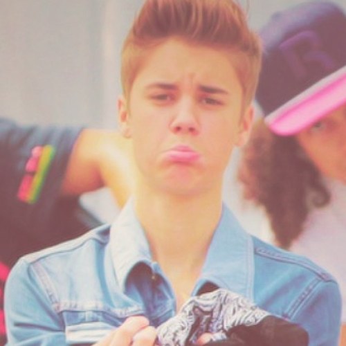 12:56 não é apenas um horário. 01/03/1994 não é apenas uma data. Outubro nunca será apenas um mês. Beliebers sabem. #muchlove