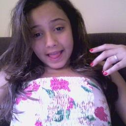 É a doona do @_UffaNeeneen , é a irmãn do @Bruninhoo_R , corinthiana , geminiana , morena , cabelo castanho , olho castanho , feia , estranha , goorda .