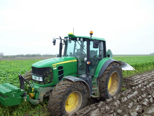 Akkerbouwer op Hoeve de Knuyt in Zeeland. Aardappelen, bieten, tarwe en uien. John Deere, Feyenoord, Ford Mustang, Flatcoated retrievers en Colijnsplaatse Boys