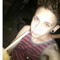 Hola soy un chico muy loco ' que me encanta la joda, me gusta cantar, & busco novia 'arre♥ soy feo losé ,pero yo soy un chico fiel, que te puede hacer feliz♥