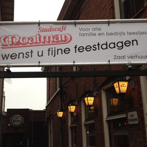 Stads cafe moatman een bruine kroeg met zalen voor feestjes en partijen