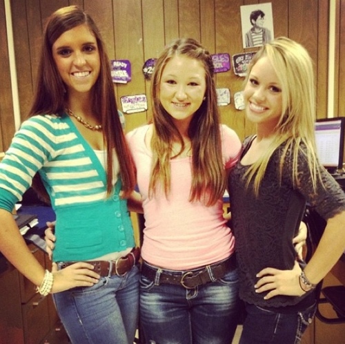 mckennamagowan's profile picture. 17 
senior 
loves 
sports 
That's me