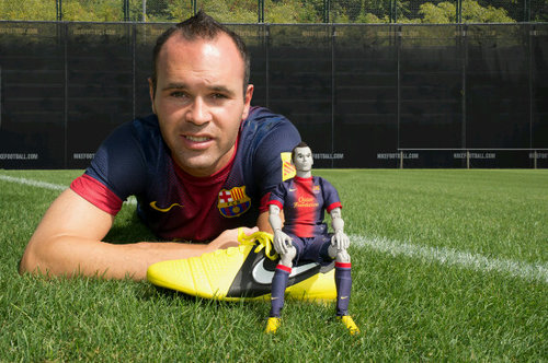 Jugador del F.C.Bacelona y de la selección española. Campeon del mundo y de europa. Orgulloso de formar parte de estos equipos!