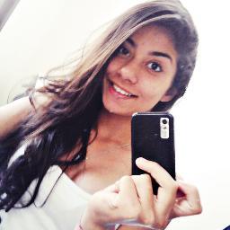 [...] Sempre que nossos olhos se encontravam , desviávamos o olhar imediatamente - A hospedeira
