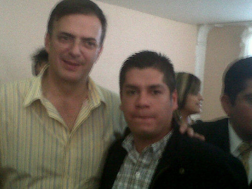 Vivo en el Estado de Mexico en donde inicie mi carrera politica. Fui regidor de Ecatepec, candidato a diputado , director del DIF dirigente del PRD