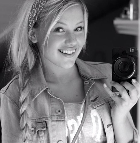 Azi impossible de ce décrire en 160caractères.
Salut moi c'est Erica j'ai 16 ans , follow moi :)