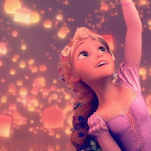 Princesa perdida con el pelo muy largo y brilla cuando canto!Experta en golpes de sartén! Creativa y bipolar!//Mi sueño es ver las luces flotantes!