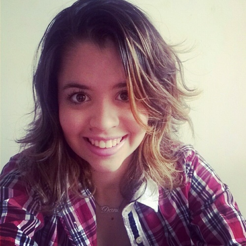 Ela era mais que linda. Era viva, sarcástica, tensa, confusa. Meio desmedida. E rainha.  CFA