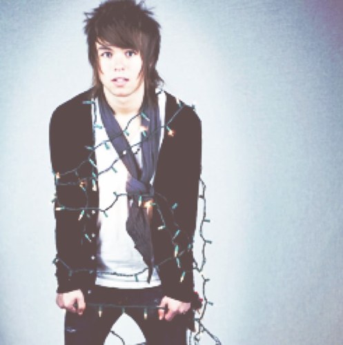 Hey there! Im jordan,im the lead singer in the band The ready set.i enjoy what i do in life #Rp #Bi #Taken by the handsome @corey_webster