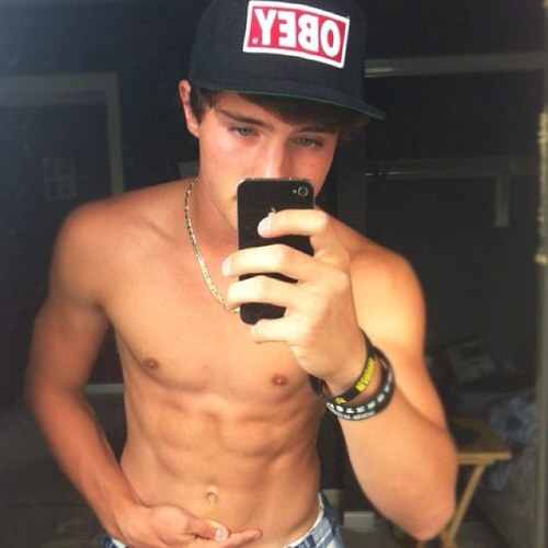 shirtlesskidkc's profile picture. If I was your boyfriend, I'd never let you go. K.C. is my name. I can make your hips stir. I like dick, yo. [FL/RP]